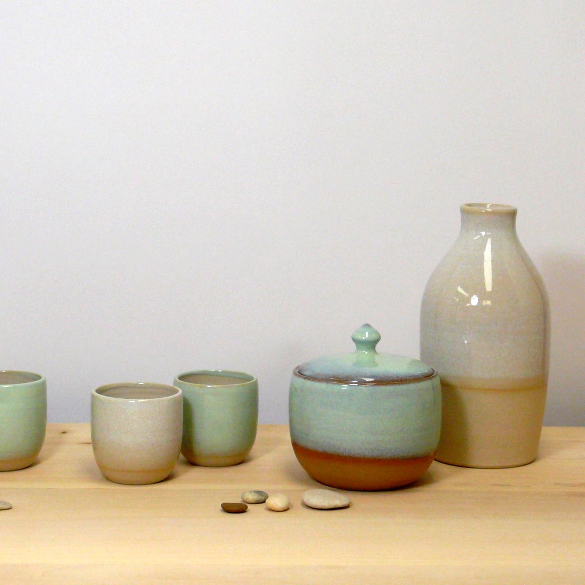 Vase, boîte et tasses en céramique