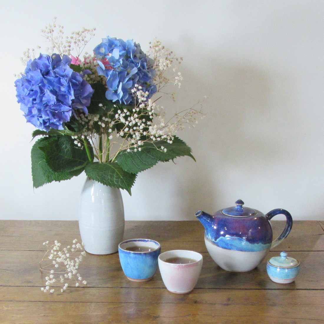 Théière, vase et tasses en céramique